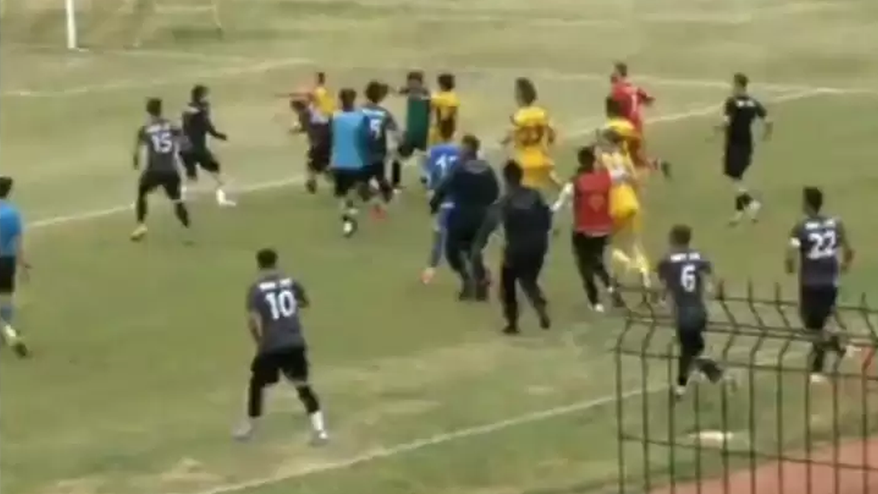 Brezilya'da futbolcu, kulüp başkanını sahada dövdü