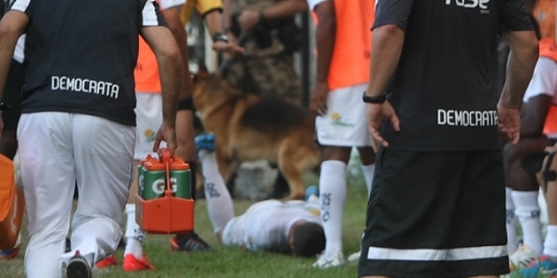 Futbol sahasında görülmemiş olay!