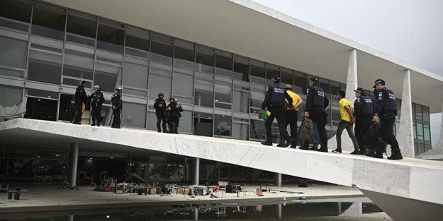 Brezilya’da kongreyi basan bin 500 kişi gözaltına alındı