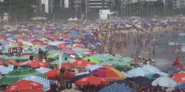 Brezilya'da koronavirüs hiçe sayıldı! Plajlar doldu taştı