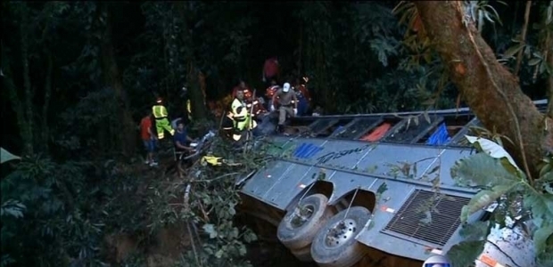Brezilya'da otobüs uçuruma yuvarlandı