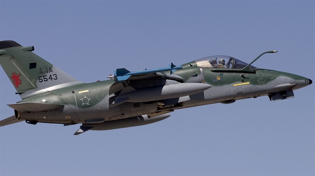 Brezilya'da savaş uçakları havada çarpıştı