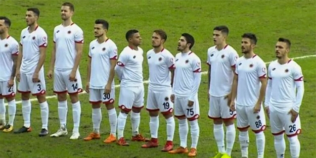 İstiklal Marşı okunurken yüzünü döndü!