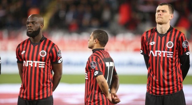 Brezilyalı futbolcunun İstiklal Marşı sırasındaki hareketi olay oldu