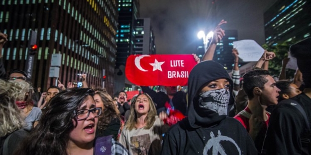 O ülkede Türk bayrağı ile sokağa indiler!