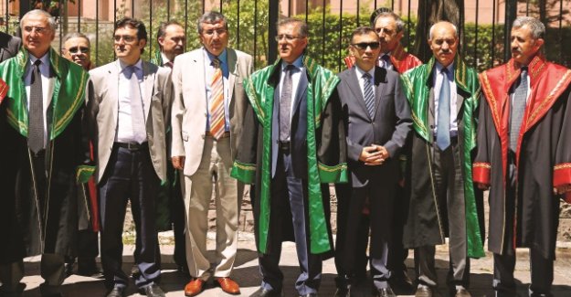 Brifinge koşarak gidenler meclis iradesine karşılar
