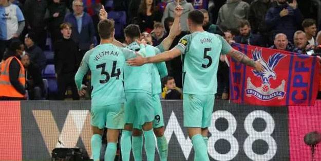 Brighton puanı son dakika kurtardı