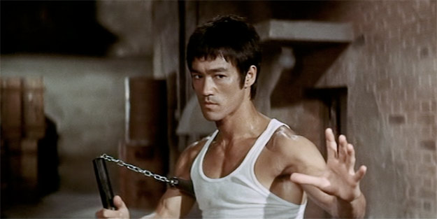 Bruce Lee pinponu nunchaku ile oynuyor