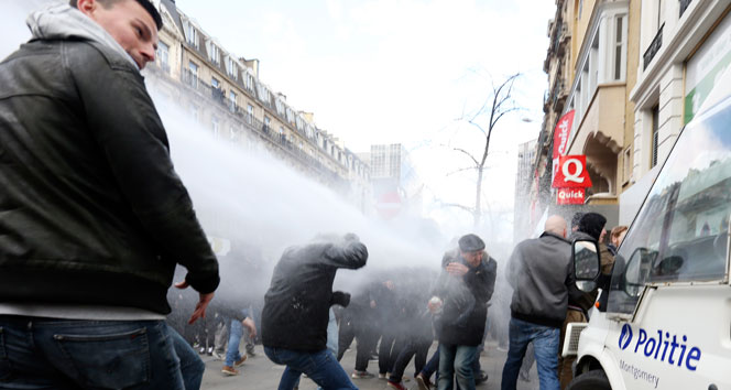 Brüksel’de olay çıkaran aşırı sağcılara polisten müdahale