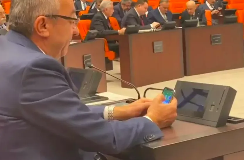 Bu adam bir de ayda 56 bin TL maaş alıyor! Telefonda yaptığı şey doğruysa, o para haram zıkkım olsun