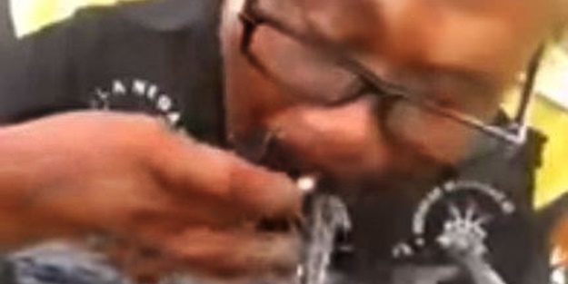 Bu adam çivi yiyor!