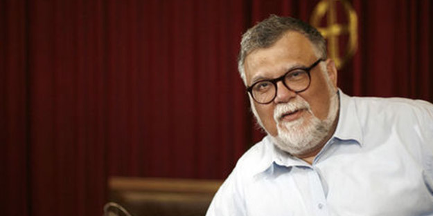 Bu adam hâlâ akademisyen!