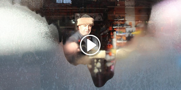 Bu adam sizce ne yapıyor?