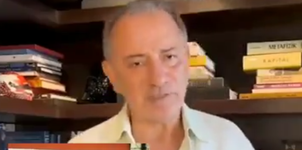 Bu adam ya çok aptal birisi ya da milletle dalga geçiyor! Aynı anda böyle bir konuşma ya-pı-la-maz