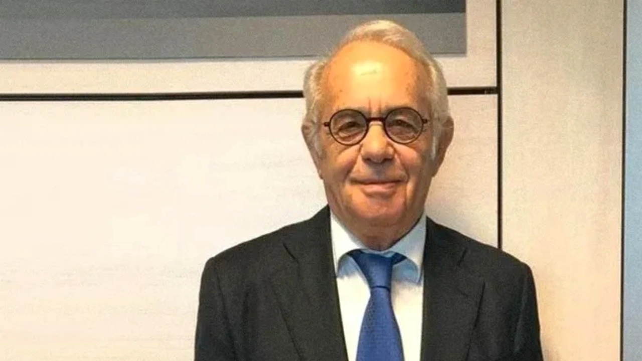 Bu adamın ar damarı çatlamış! Yaşından başından utan be ihtiyar