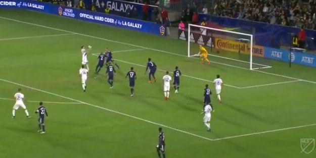 Bu adamın normal golü yok! İbrahimovic yine yaptı yapacağını...