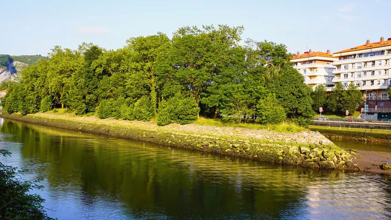 Bu adanın dünyada eşi benzeri yok! Her 6 ayda bir başka ülkenin oluyor