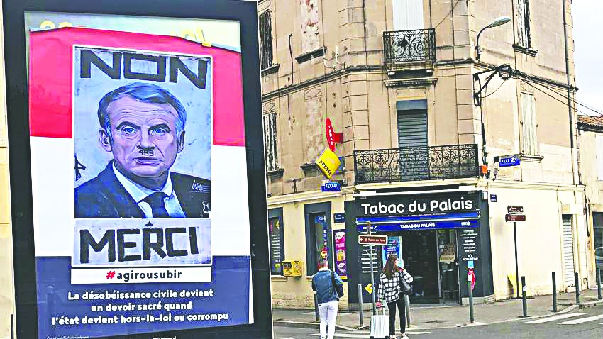 Bu afişler için dâvâ açtırdı! Omurgasız diktatör