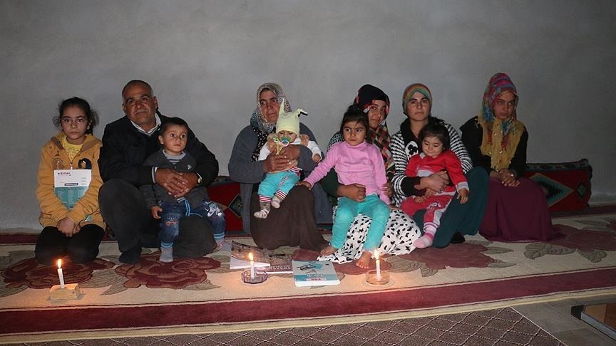 Bu aile 2 yıldır mum ışığında yaşıyor