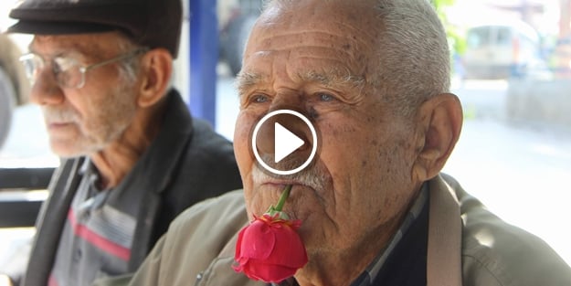 Bu amca 59 yıldır ağzında gülle dolaşıyor