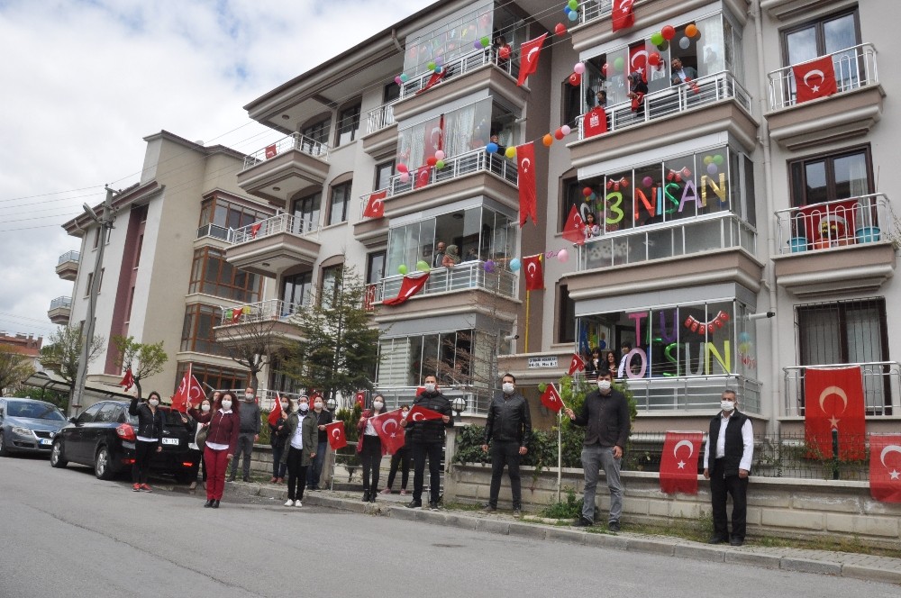 Bu apartman 23 Nisan coşkusu için özel hazırlandı 