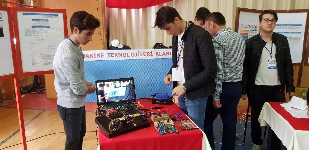 Bu araba şimdilik duvarda yürüyor, hedef tavanda yürütmek 