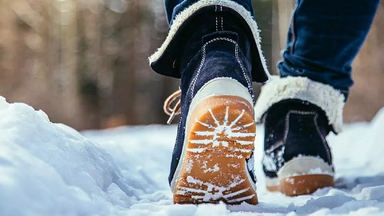 Bu aralar pek çok kişinin işine yarayacak! İşte karda güvenli yürümenin püf noktaları