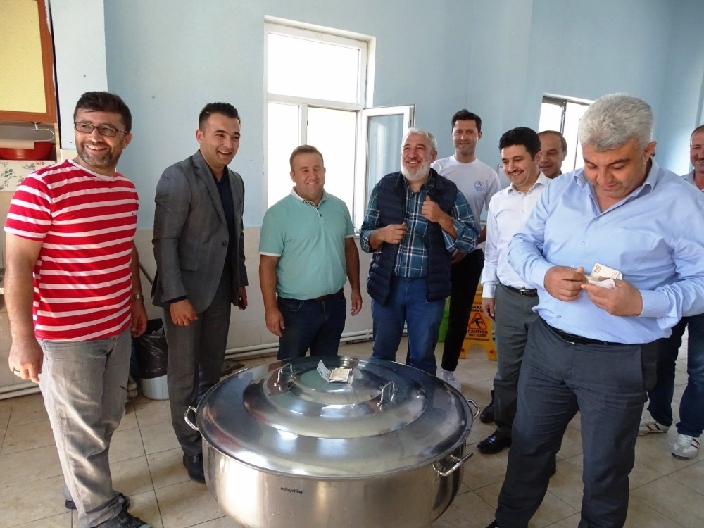 Bu aşure kazanlarının kapağı üzerine para konmadan açılmıyor 