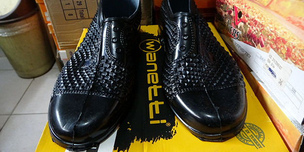 Bu ayakkabıya Türkiye'nin her yerinden talep var! 50 liraya satılıyor