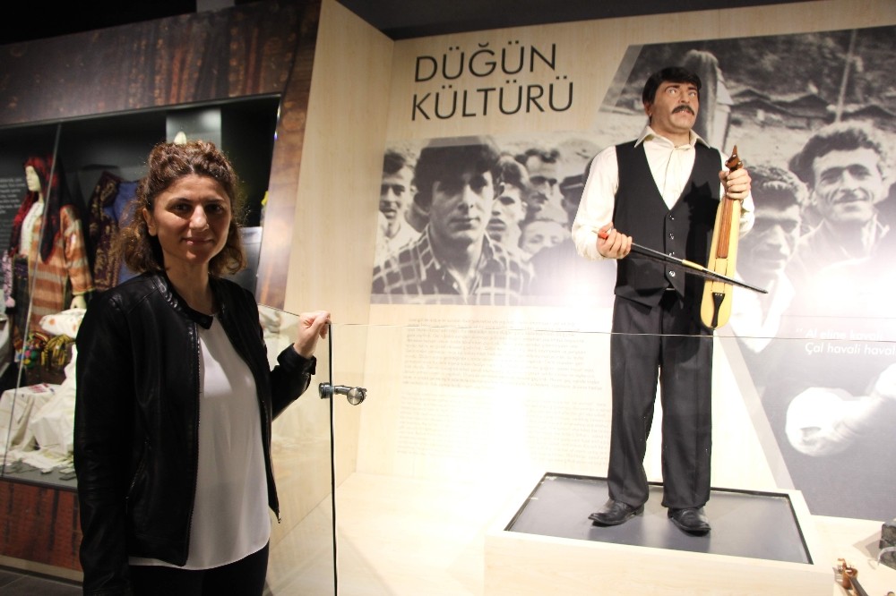 Bu bal mumu heykeli hem kemençe çalıyor hem söylüyor 