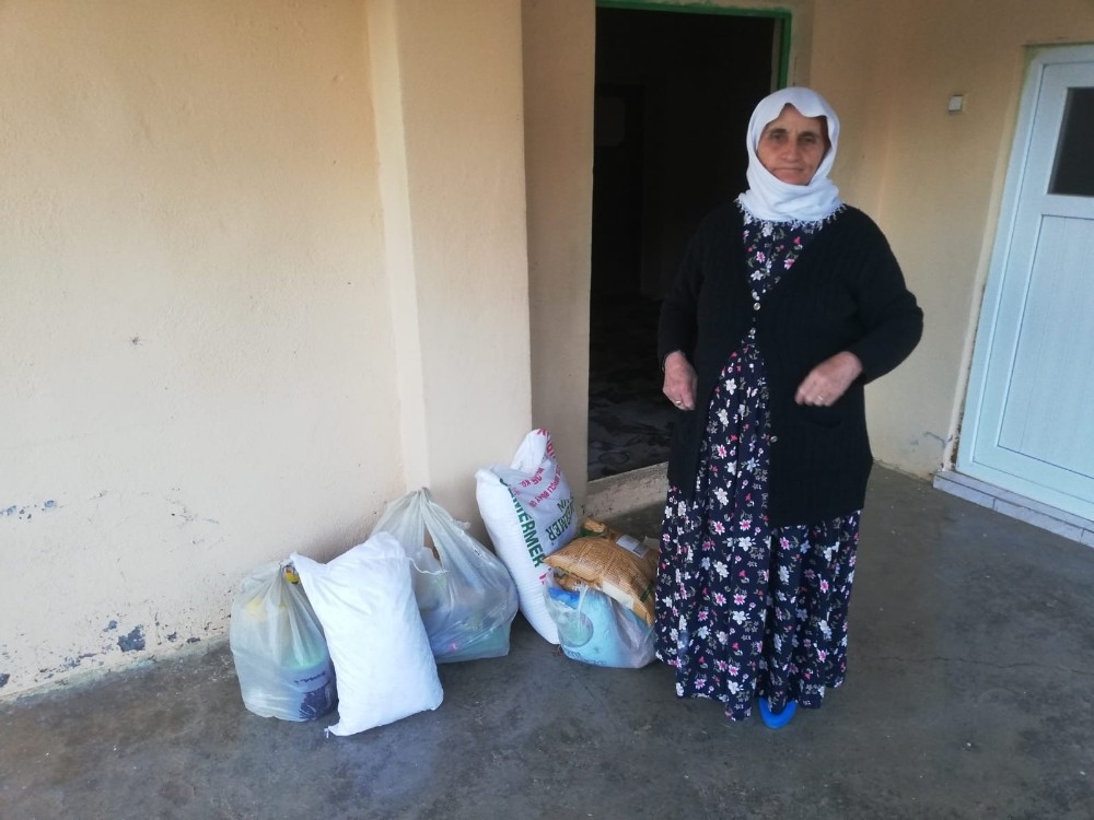 Bu beldede yaşlı ve hasta yakınlarının bakımını üstlenenlerin de ihtiyaçları karşılanıyor 