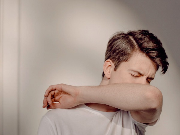 Bu belirtiler varsa çok dikkat edin! Öksürük deyip geçmeyin sonucu ağır olabilir