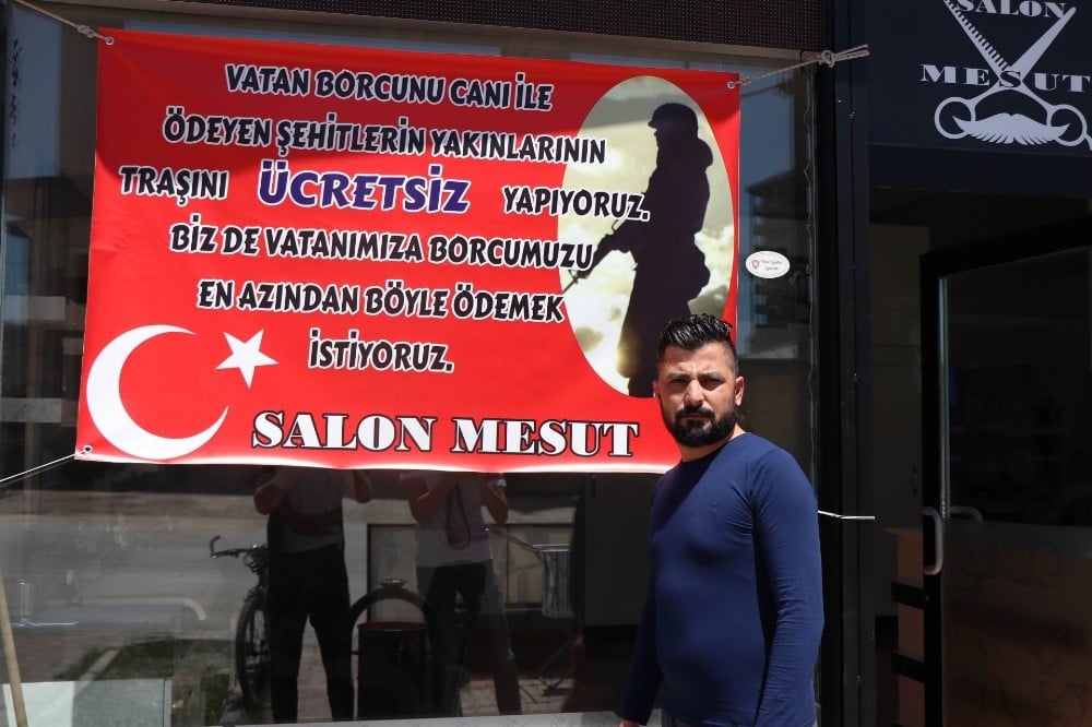 Bu berber şehit ailelerinden ücret almıyor 