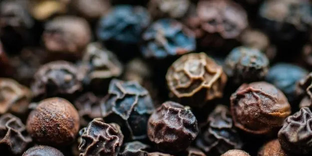 Bu bitki karaciğerdeki yağı temizliyor, zehri atıyor! Her sabah sütün içine bir kaşık... Duyanlar koşup alıyor