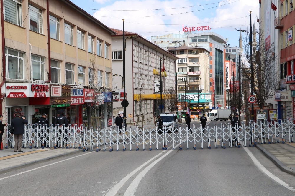 Bu caddede sokağa çıkmak yasak 