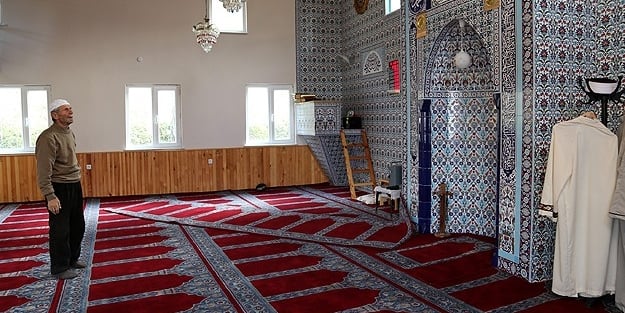 Bu camide kimse namazda kıbleye uymuyor