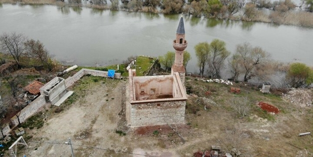 Bu caminin duvarı var ama çatısı yok