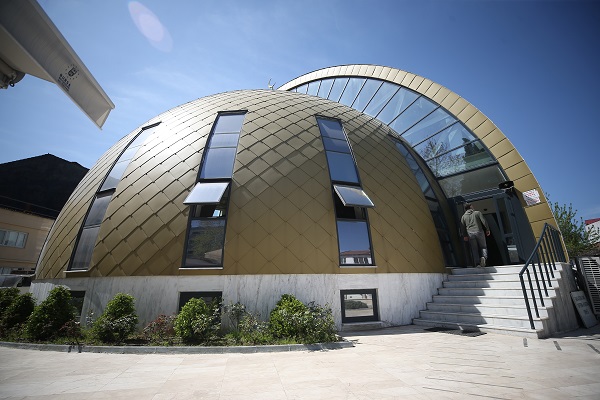 Bu caminin yapısı, tefekkür etmeyi sağlıyor