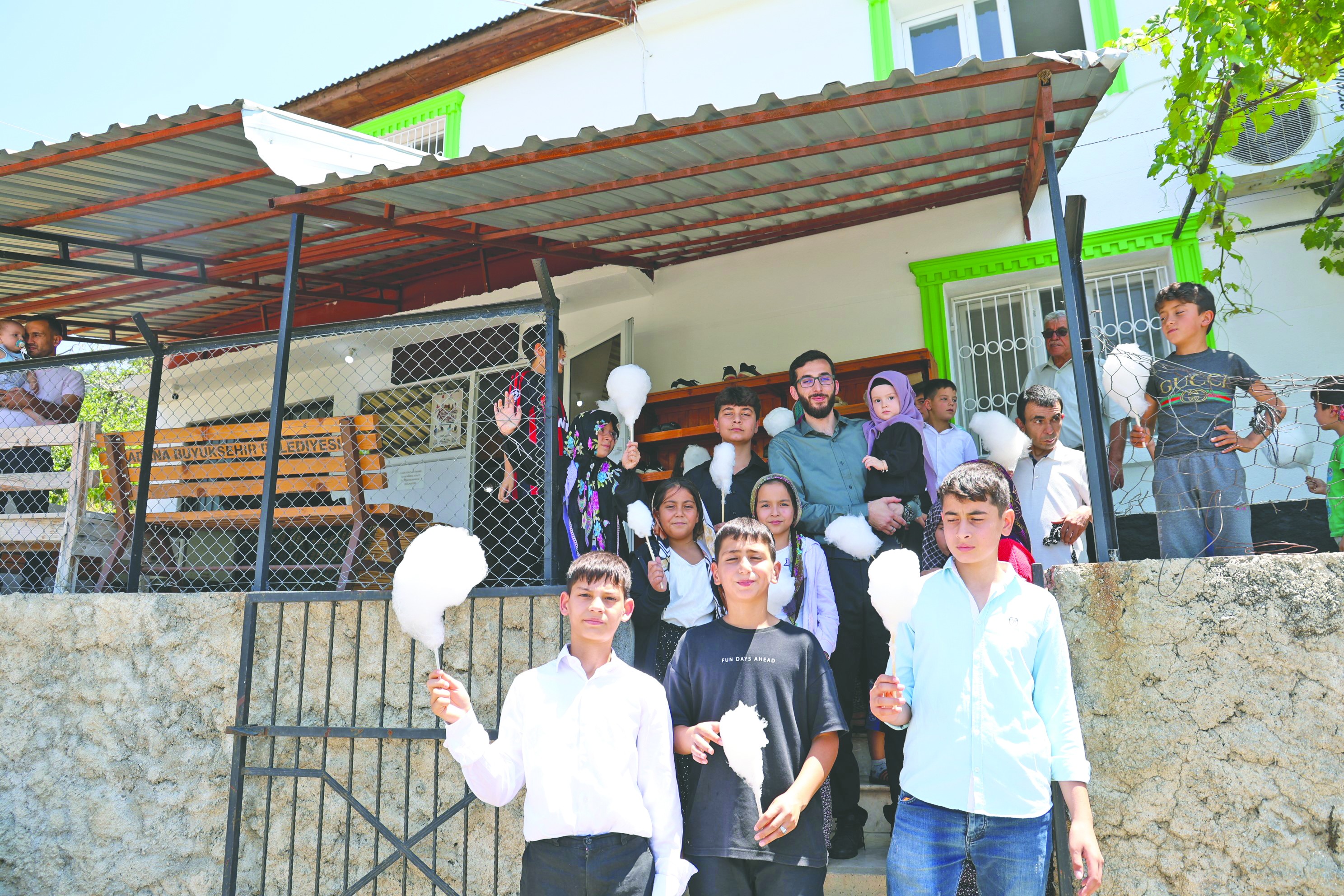 Bu camiye çocuklar koşa koşa geliyor