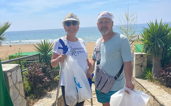 Bu çift her gün sahilden çöp topluyor