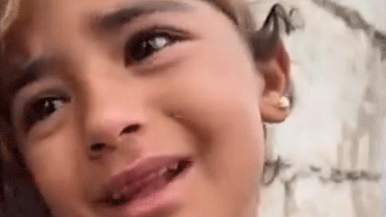 Bu çocuğun bakışları dünyayı yakar! Gazzeli anne bebeğine mama yerine dua veriyor