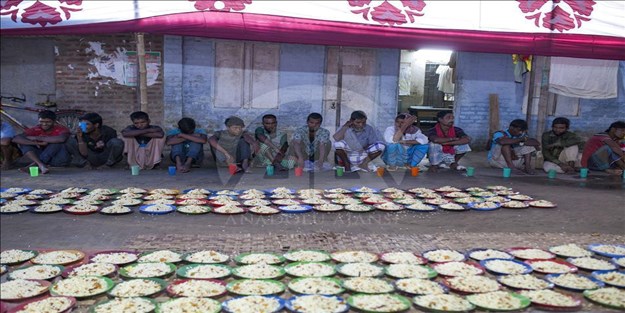 Bu da Bangladeş'in evsizlerinin iftar menüsü!