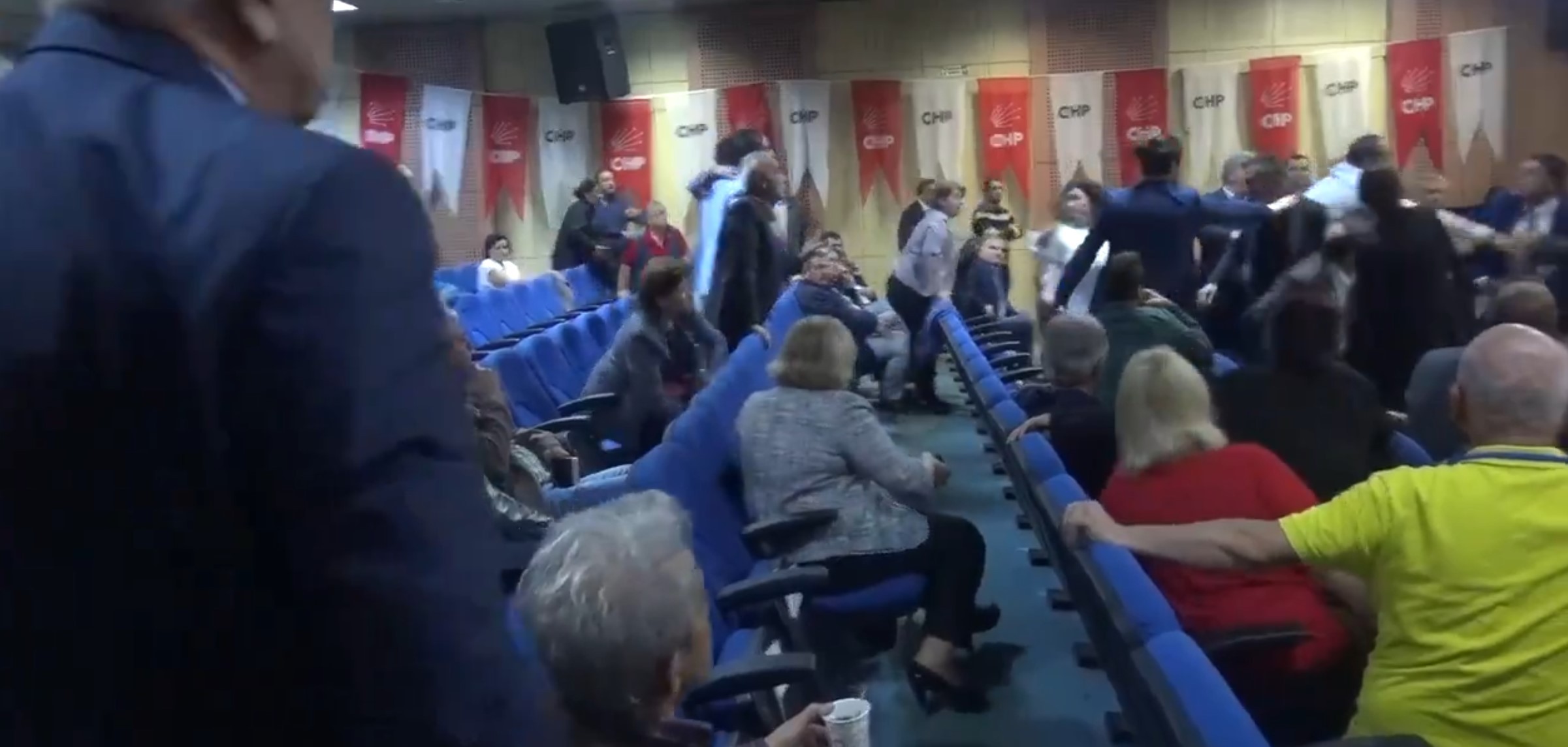 Bu da CHP'nin adayı!.. Tartıştığı kişiye cam bardak attı