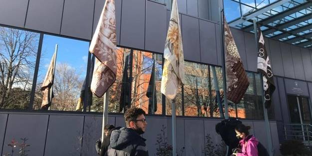 Bu da Kosova'nın muhalefet partisi! Bayrakları indirip battaniyeleri astılar