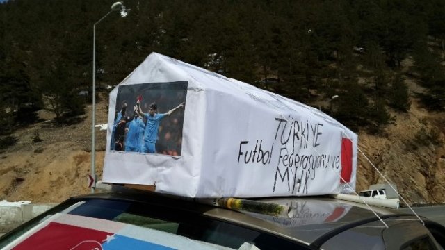 Bu da oldu! Futbol maçına onunla gittiler