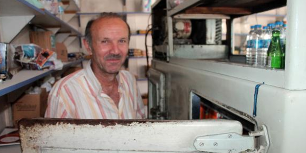 Bu dükkandaki buzdolabı ve terazi 70 yıldır çalışıyor