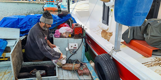 'Bu dünya yalan' dedi, 6 yıldır sandalda yaşıyor