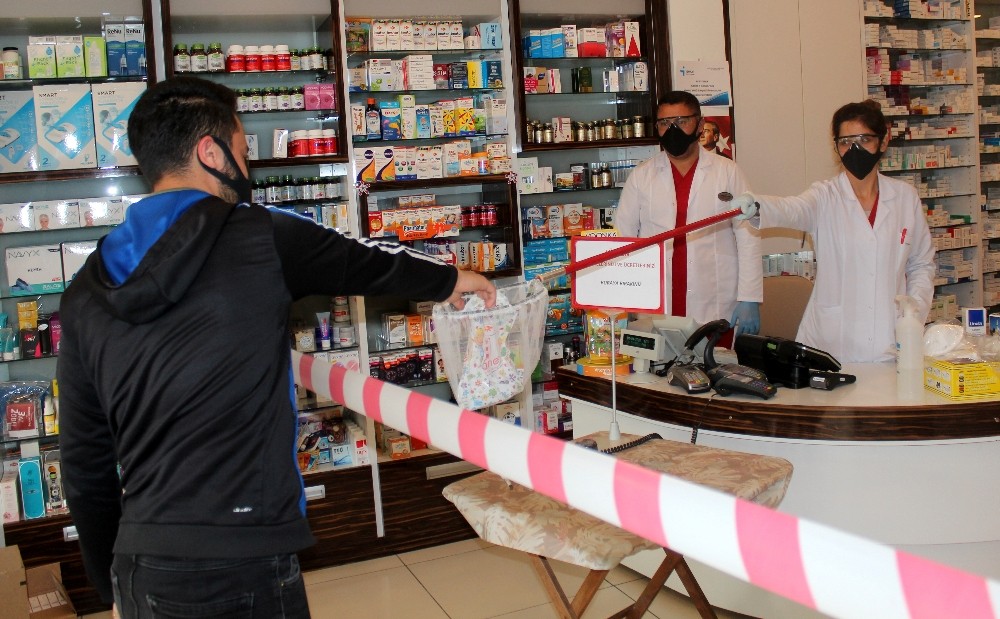 Bu eczanede alışveriş av filesi ile yapılıyor 