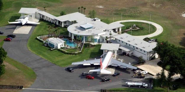 Bu evde tam iki uçak var!