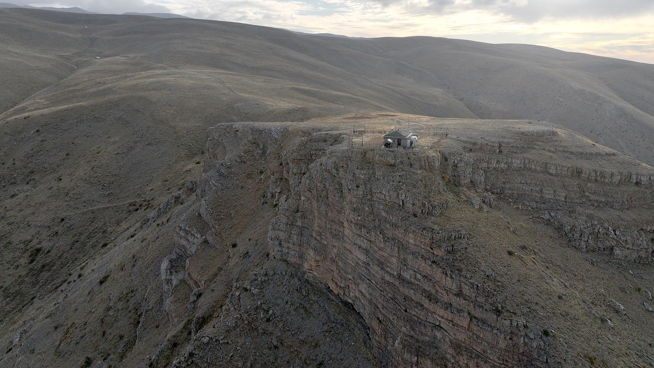 Bu eve tırmanmak cesaret istiyor! Uçurum kenarındaki evde kilit bulunmuyor